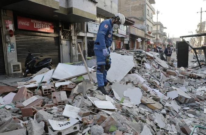 Edificios-y-casas-afectadas-este-martes-en-Pereira-Colombia-tras-un-terremoto-de-magnitud-74