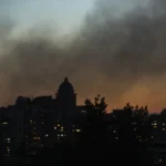 El-humo-se-eleva-sobre-la-ciudad-tras-un-ataque-aereo-ruso-en-Kiev-Ucrania-1