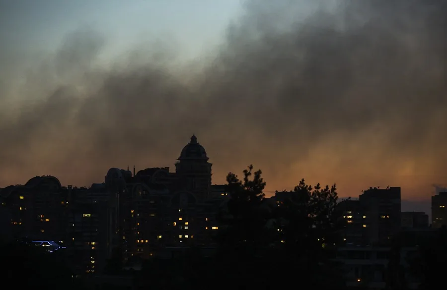 El-humo-se-eleva-sobre-la-ciudad-tras-un-ataque-aereo-ruso-en-Kiev-Ucrania-1