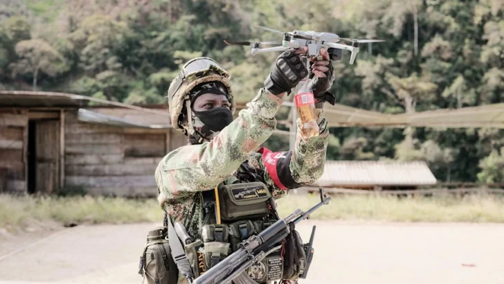 colombiano-con-un-avion-no-tripulado-jpg-728x410