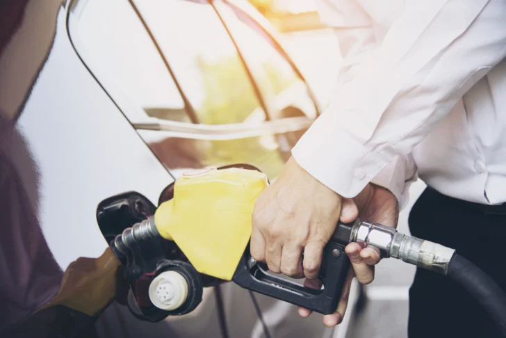 man-putting-gasoline-fuel-into-his-car-pump-gas-station-728x486