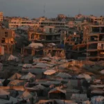 Carpas-que-albergan-a-palestinos-desplazados-se-ven-entre-edificios-danados-por-la-guerra-en-Ciudad-de-Gaza-900x600