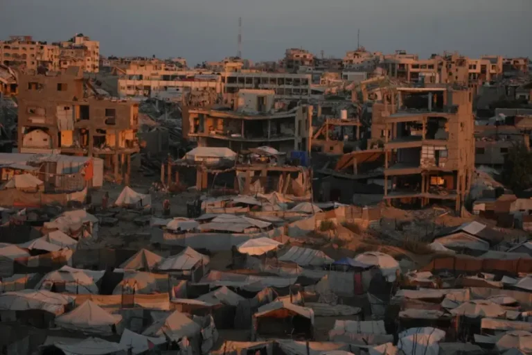 Carpas-que-albergan-a-palestinos-desplazados-se-ven-entre-edificios-danados-por-la-guerra-en-Ciudad-de-Gaza-900x600