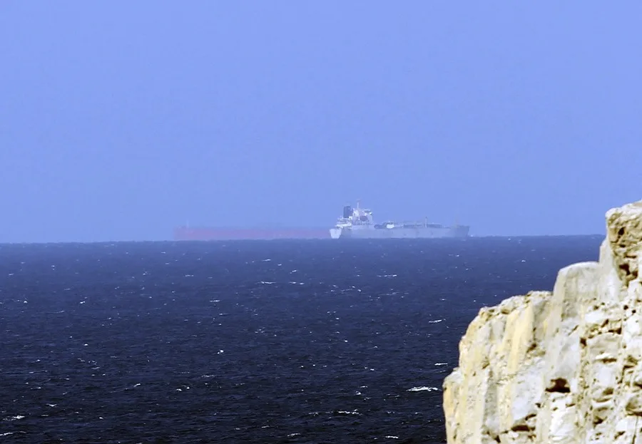 Petroleros-cruzan-el-Estrecho-de-Ormuz-en-Oman