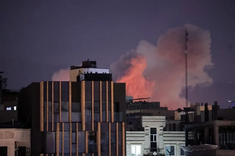 humo-tras-una-explosion-en-un-ataque-de-Estados-Unidos-en-Iran.-EFE