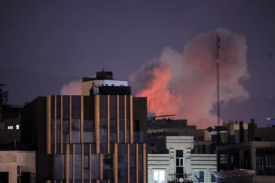 humo-tras-una-explosion-en-un-ataque-de-Estados-Unidos-en-Iran.-EFE
