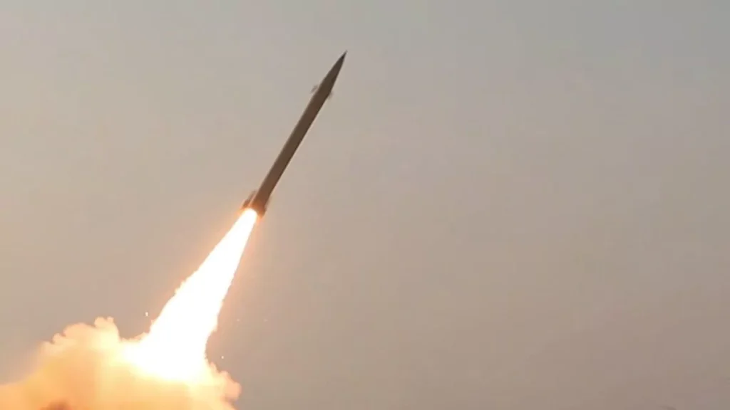 kuwait-dice-que-sus-defensas-aereas-responden-a-un-ataque-irani-con-misiles-y-dr-20260903-024529-qHYt-1200x675