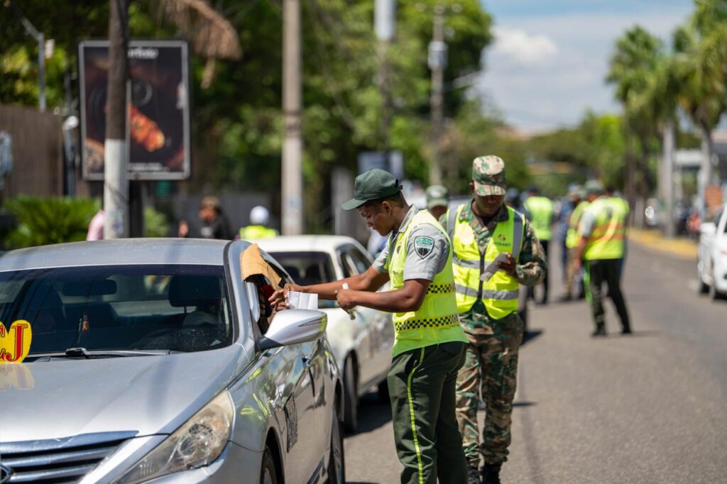 Agentes-de-la-Digesett-y-el-Intrant-durante-operativs-en-el-Distrto-Nacional-Direccion-de-Comunicaciones-Intrant-3